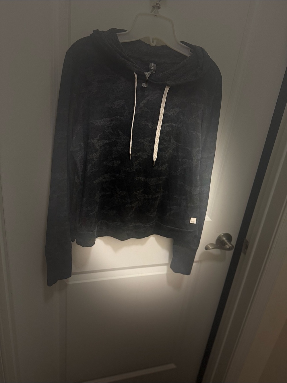 Vuori Women’s Black Camo Pullover Long Sleeve Hoodie